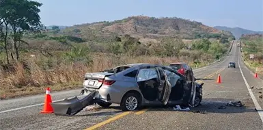 Termina sed&aacute;n destrozado en el kil&oacute;metro 58