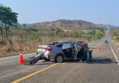 Termina sed&aacute;n destrozado en el kil&oacute;metro 58