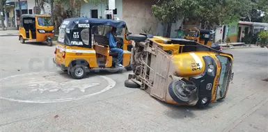 Mototaxis se estrellan y uno queda volcado