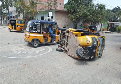 Mototaxis se estrellan y uno queda volcado