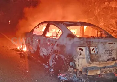 Arde en llamas veh&iacute;culo en carretera de cuota