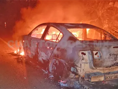 Arde en llamas veh&iacute;culo en carretera de cuota