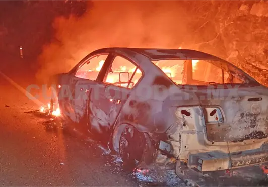 Arde en llamas veh&iacute;culo en carretera de cuota