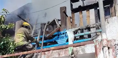 Incendio consume la planta alta de vivienda
