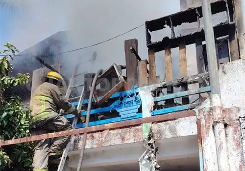 Incendio consume la planta alta de vivienda