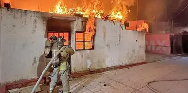 Siniestro acaba con casa durante la madrugada