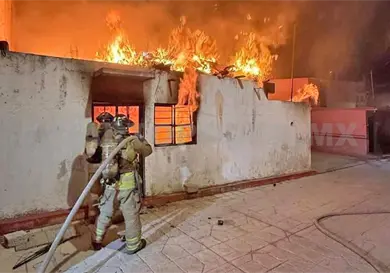 Siniestro acaba con casa durante la madrugada