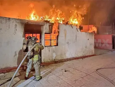 Siniestro acaba con casa durante la madrugada