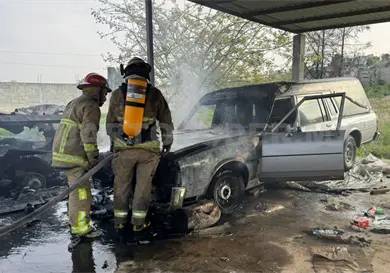 Se queman dos veh&iacute;culos en un taller mec&aacute;nico