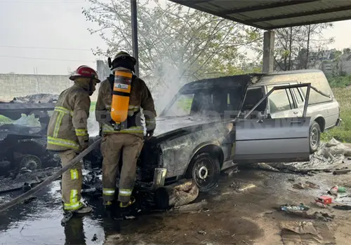 Se queman dos veh&iacute;culos en un taller mec&aacute;nico