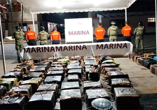 Marina asegura dos toneladas de coca&iacute;na