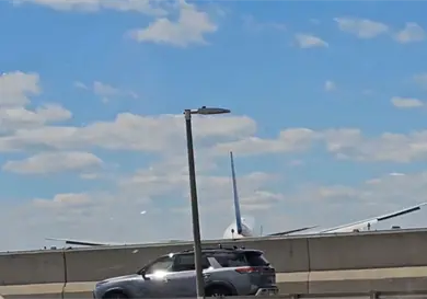 Avi&oacute;n de United Airlines choca con poste y cami&oacute;n