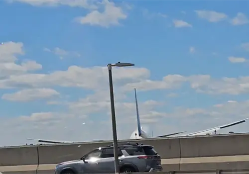 Avi&oacute;n de United Airlines choca con poste y cami&oacute;n