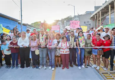 Inaugura &Aacute;ngel Torres obra con pavimentaci&oacute;n
