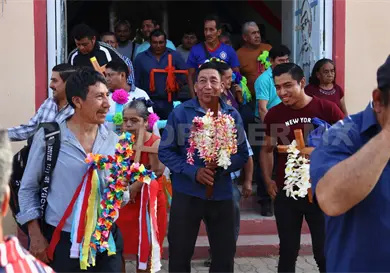 Entre m&uacute;sica y danzas: honran a la Santa Cruz
