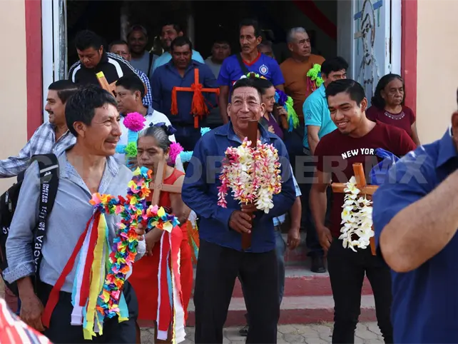Entre m&uacute;sica y danzas: honran a la Santa Cruz