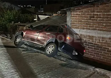 Autom&oacute;vil cae de calle y se estrella en en fachada de casa