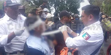 Volcadura de camioneta salda con varios heridos