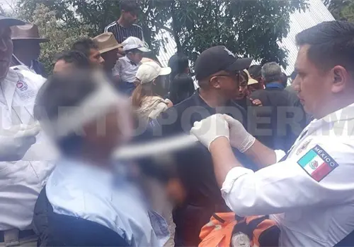Volcadura de camioneta salda con varios heridos