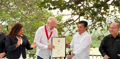 Toshiro Culebro recibe medalla Franco L&aacute;zaro