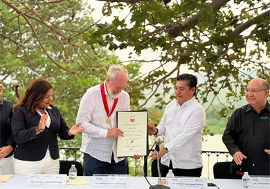 Toshiro Culebro recibe medalla Franco L&aacute;zaro