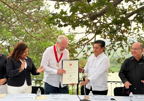 Toshiro Culebro recibe medalla Franco L&aacute;zaro