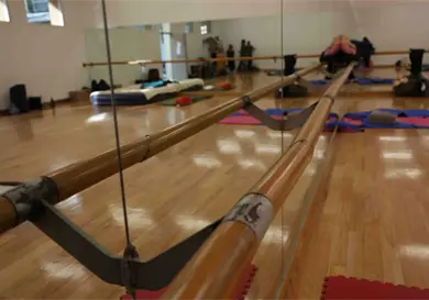 Estudian danza con duelas y barras da&ntilde;adas