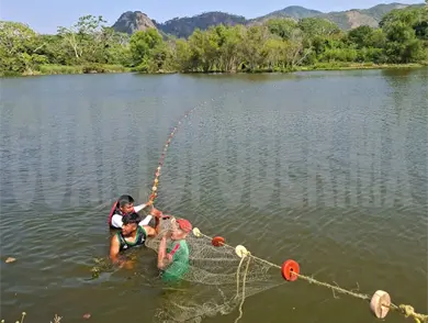 Se ahoga en una poza al tratar de cruzar nadando