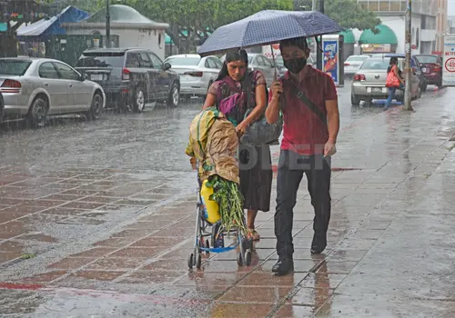 Prev&eacute;n lluvias fuertes en la entidad