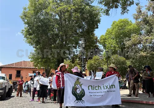 Marchan parteras para exigir respeto
