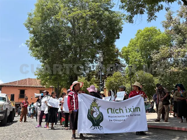 Marchan parteras para exigir respeto