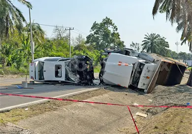 Se estrellan volteo y sed&aacute;n; dos muertos