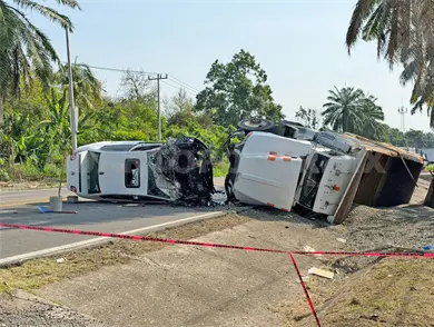Se estrellan volteo y sed&aacute;n; dos muertos