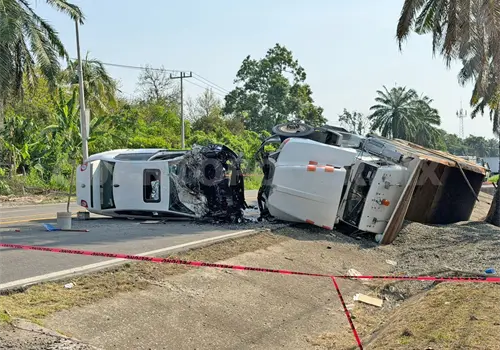 Se estrellan volteo y sed&aacute;n; dos muertos