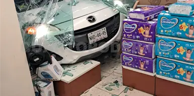 Camioneta se incrusta en escaparate de farmacia
