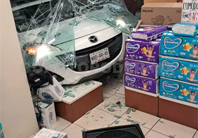 Camioneta se incrusta en escaparate de farmacia