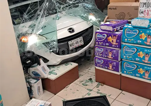 Camioneta se incrusta en escaparate de farmacia