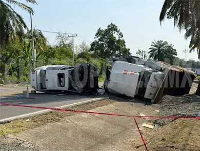 Se estrellan volteo y sed&aacute;n; dos muertos