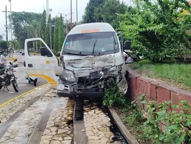 Espectacular colisi&oacute;n deja a combi casi sobre fuente
