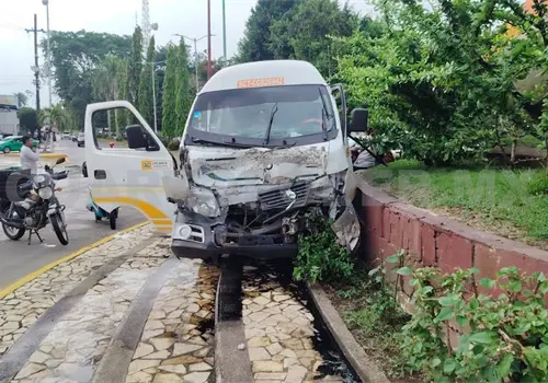Espectacular colisi&oacute;n deja a combi casi sobre fuente