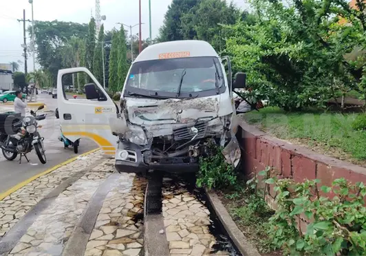 Espectacular colisi&oacute;n deja a combi casi sobre fuente