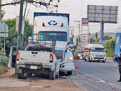 Familia se estampa en tractocami&oacute;n estacionado