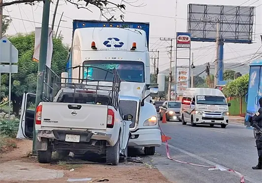 Familia se estampa en tractocami&oacute;n estacionado