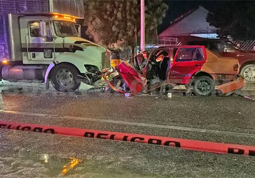 Al rebasar colisiona de frente y queda prensado