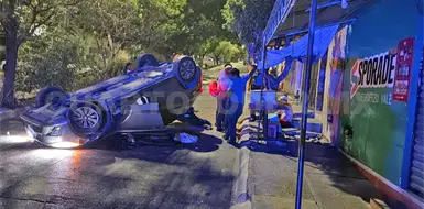 Choca en muro de contenci&oacute;n y acaba volcando