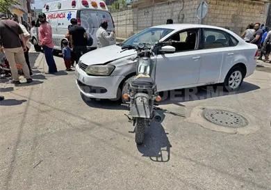 Termina incrustado motorista contra Vento