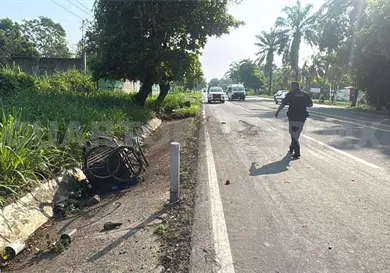 Embiste tr&aacute;iler a triciclero y lo deja grave en el hospital