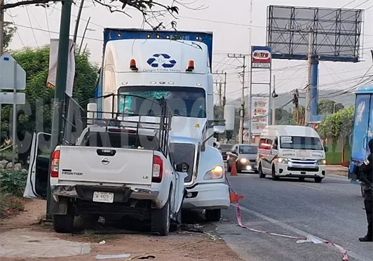 Familia se estampa en tractocami&oacute;n estacionado
