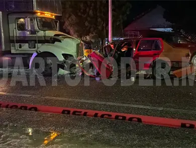 Al rebasar choca de frente y queda prensado