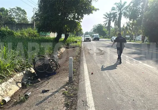 Embiste tr&aacute;iler a triciclero y lo deja grave